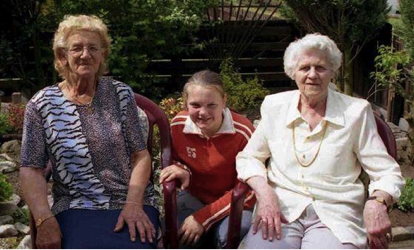 Marietje met haar zuster Mimi Ophorst/van de Moosdijk, in het bejaarde tehuis, omstreeks 2010